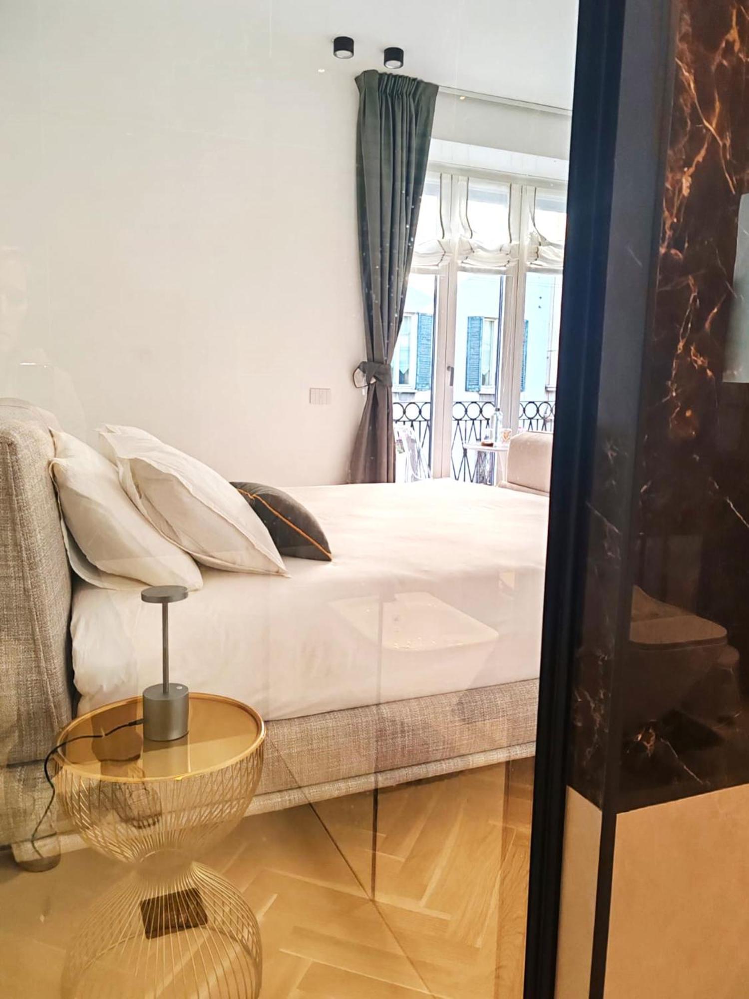 B And G San Babila- Luxury In The Heart Of Milano - Design District Hotel Eksteriør billede